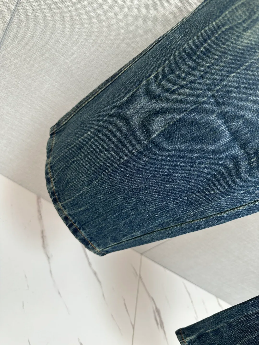 Available at the official website counter at the same time, the Original is a very stylish pair of jeans, with customized original washed denim fabric, unique design, top-notch printing technology letter pattern logo, original hardware accessories decoration, an extremely outstanding pair of jeans, the materials and craftsmanship are extremely luxurious and exquisite, extremely high-grade, handsome and stylish upper body, recommended 👍, Sizes: 29-38